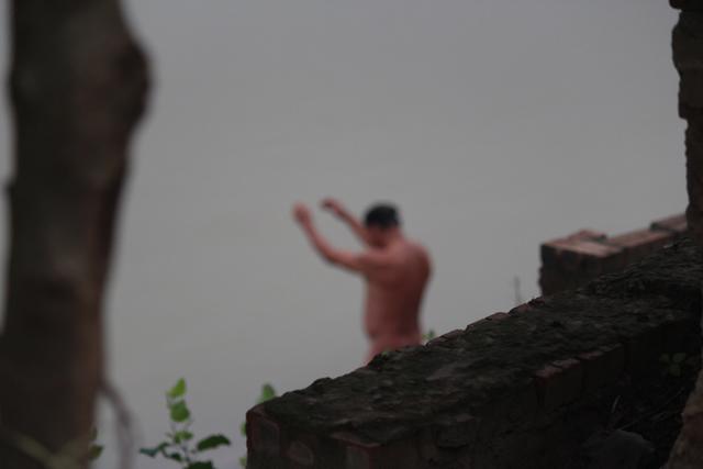 Hà Nội lạnh thấu xương, nhiều người vẫn vô tư ra sông Hồng ngụp lặn như giữa mùa hè